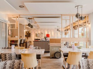 Breakfast, lunch, dinner served; French cuisine 