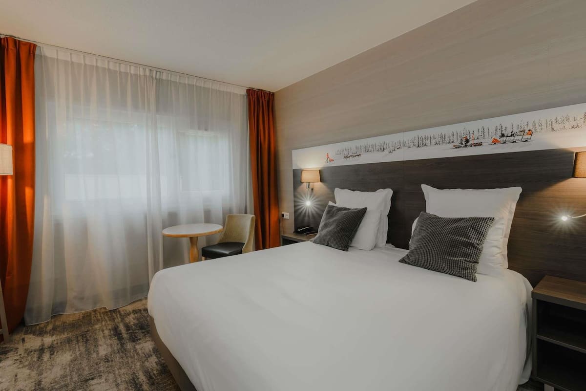 Classic Room, Multiple Beds | Premium bedding, in-room safe, desk, blackout drapes