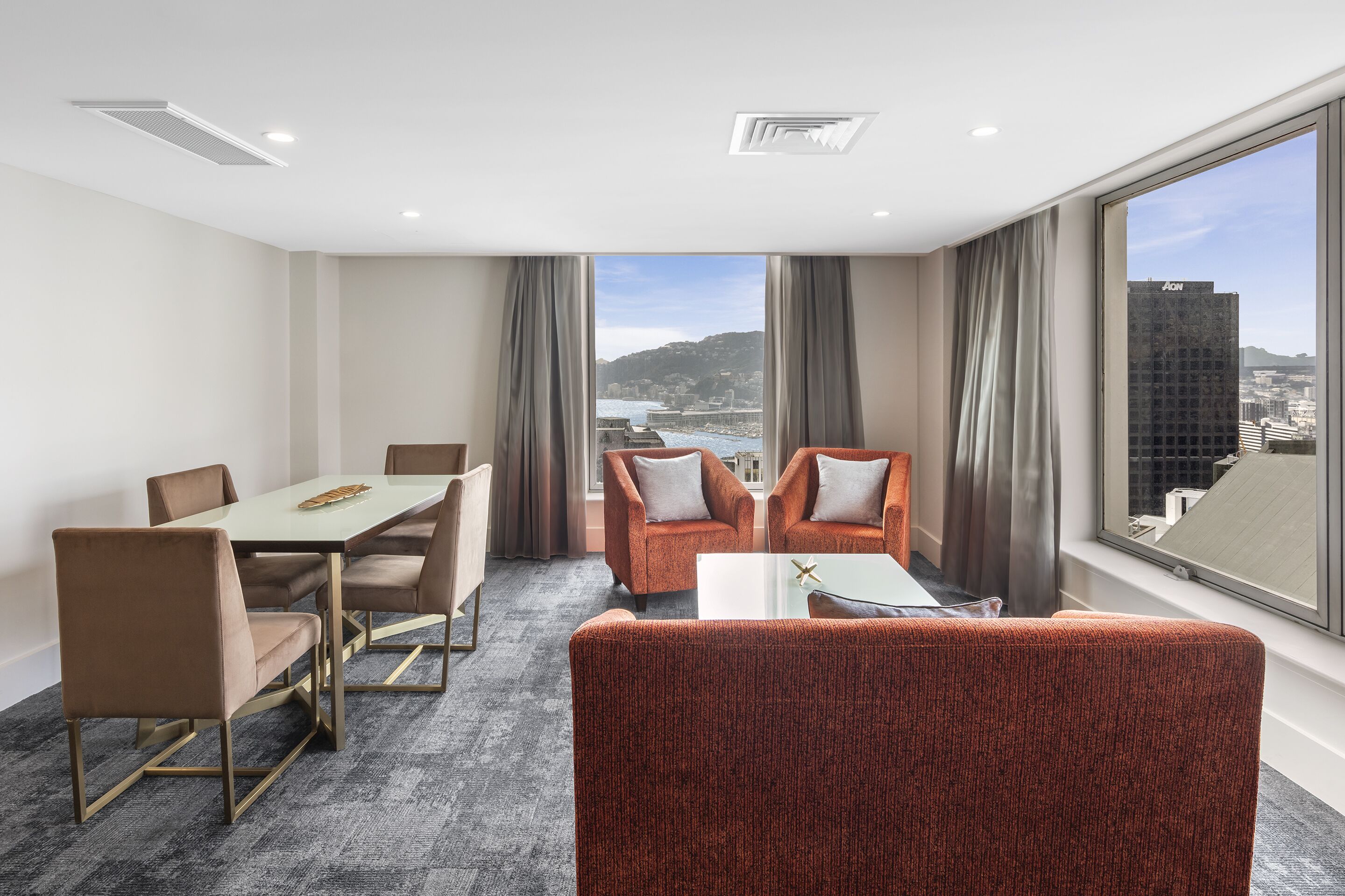 Deluxe Junior Suite | Bàn, màn/rèm cản sáng, bàn ủi/dụng cụ ủi quần áo 