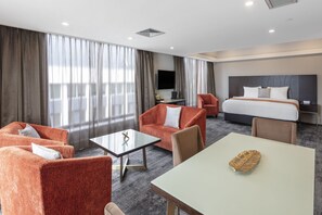Deluxe Junior Suite | Bàn, màn/rèm cản sáng, bàn ủi/dụng cụ ủi quần áo 
