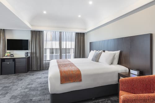 Deluxe Junior Suite | Desk, blackout drapes, iron/ironing board, free cribs/infant beds