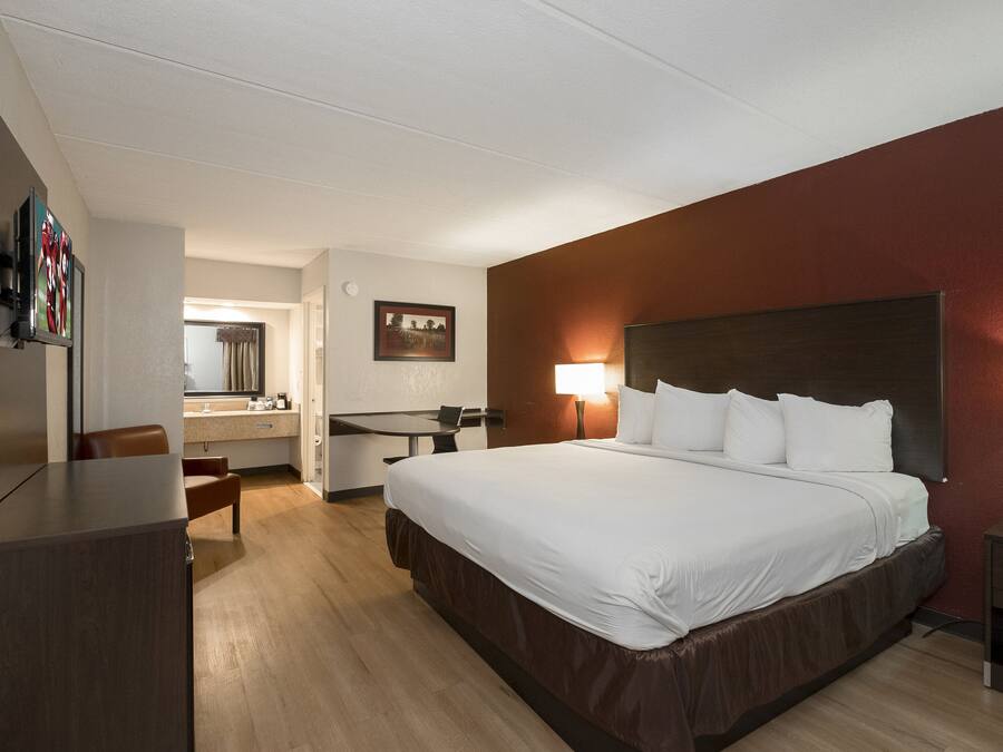 Escritorio, cortinas blackout y tabla de planchar con plancha