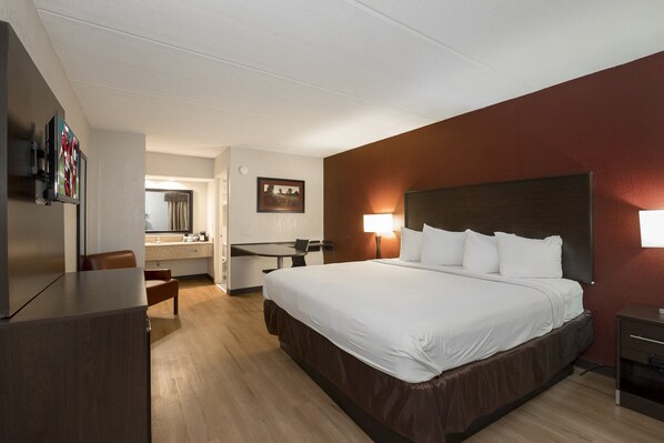 Escritorio, cortinas blackout y tabla de planchar con plancha 