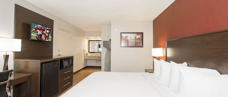 Escritorio, cortinas blackout y tabla de planchar con plancha