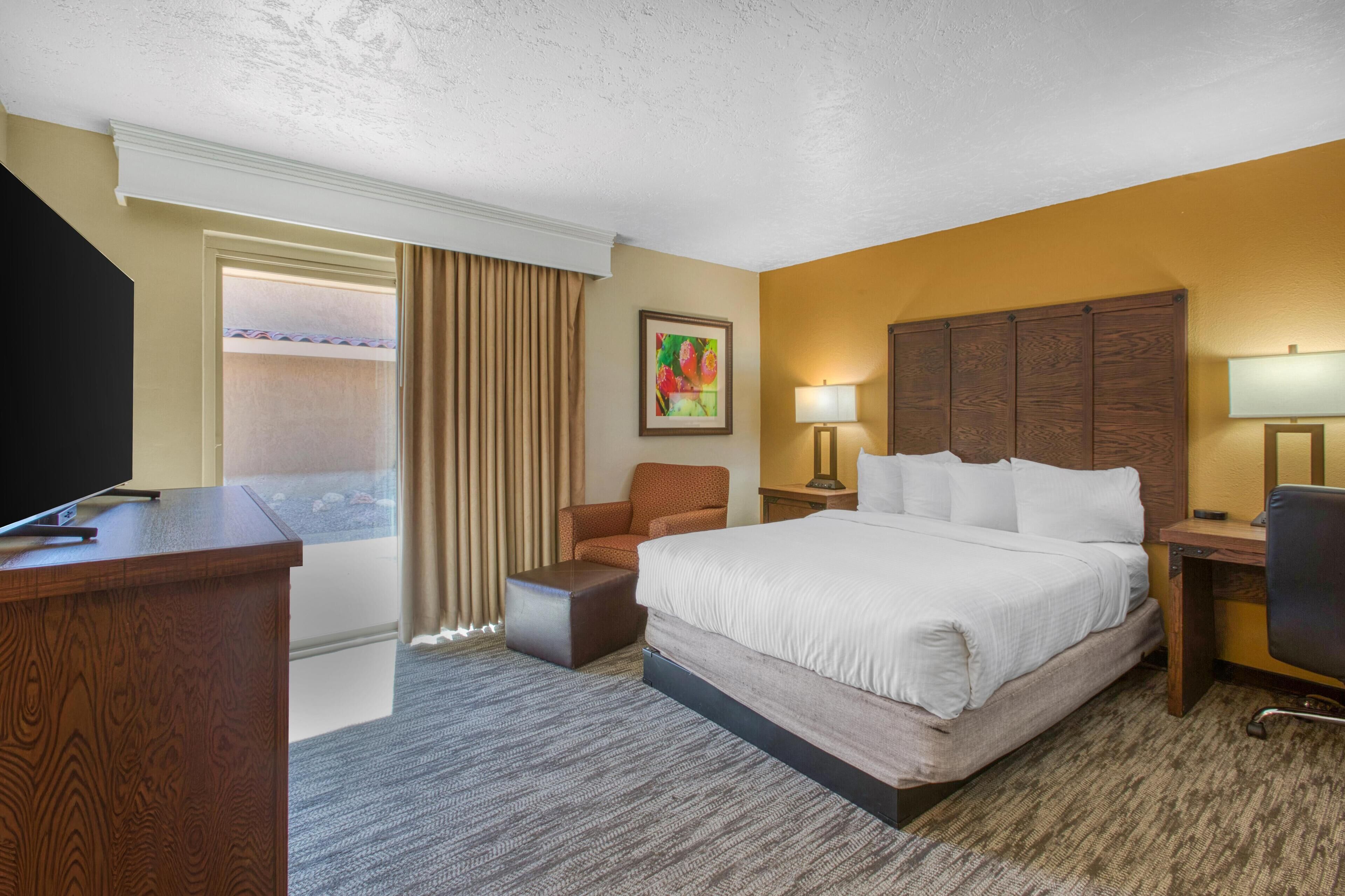 Standard Room, 1 King Bed, Non Smoking, Refrigerator & Microwave | In-room safe, iron/ironing board, cribs/infant beds, free WiFi