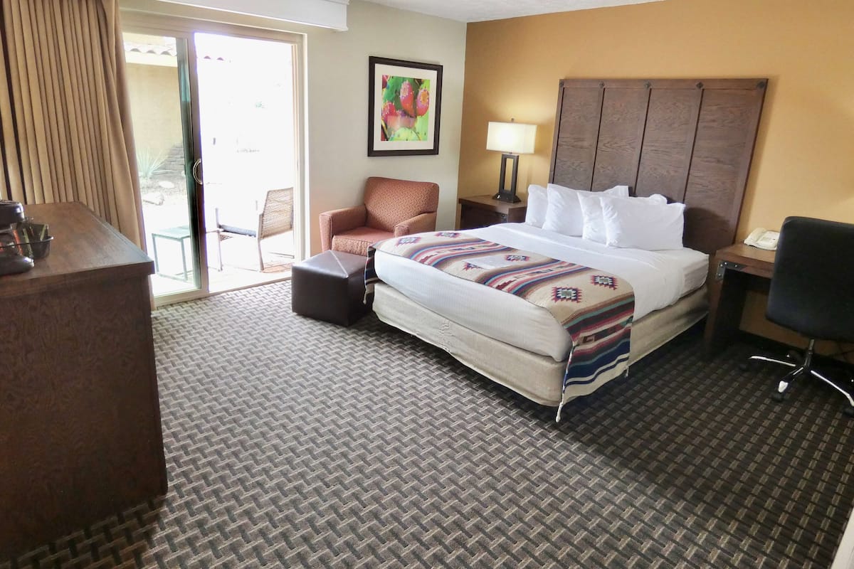 Standard Room, 1 Queen Bed, Non Smoking, Refrigerator & Microwave | In-room safe, iron/ironing board, cribs/infant beds, free WiFi
