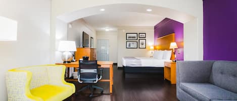 Kaliteli yatak takımı, masa, dizüstü bilgisayar çalışma alanı