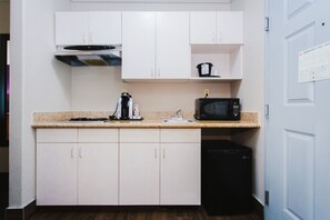 Deluxe Studio Suite | Private kitchen | Fridge, microwave, coffee/tea maker