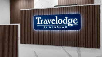 Un área de recepción con un letrero que dice "Travelodge by Wyndham".