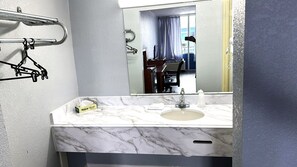 Articles de toilette gratuits, sèche-cheveux, serviettes fournies