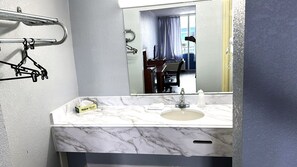 Chambre, 1 très grand lit, fumeur | Salle de bain | Articles de toilette (gratuits), séchoir à cheveux, serviettes fournies