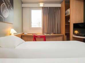 Phòng Tiêu chuẩn, 2 giường đơn | Bộ đồ giường cao cấp, trang bị nội thất với thiết kế riêng biệt, bàn 