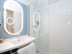 Hochwertige Bettwaren, individuell eingerichtet, Schreibtisch