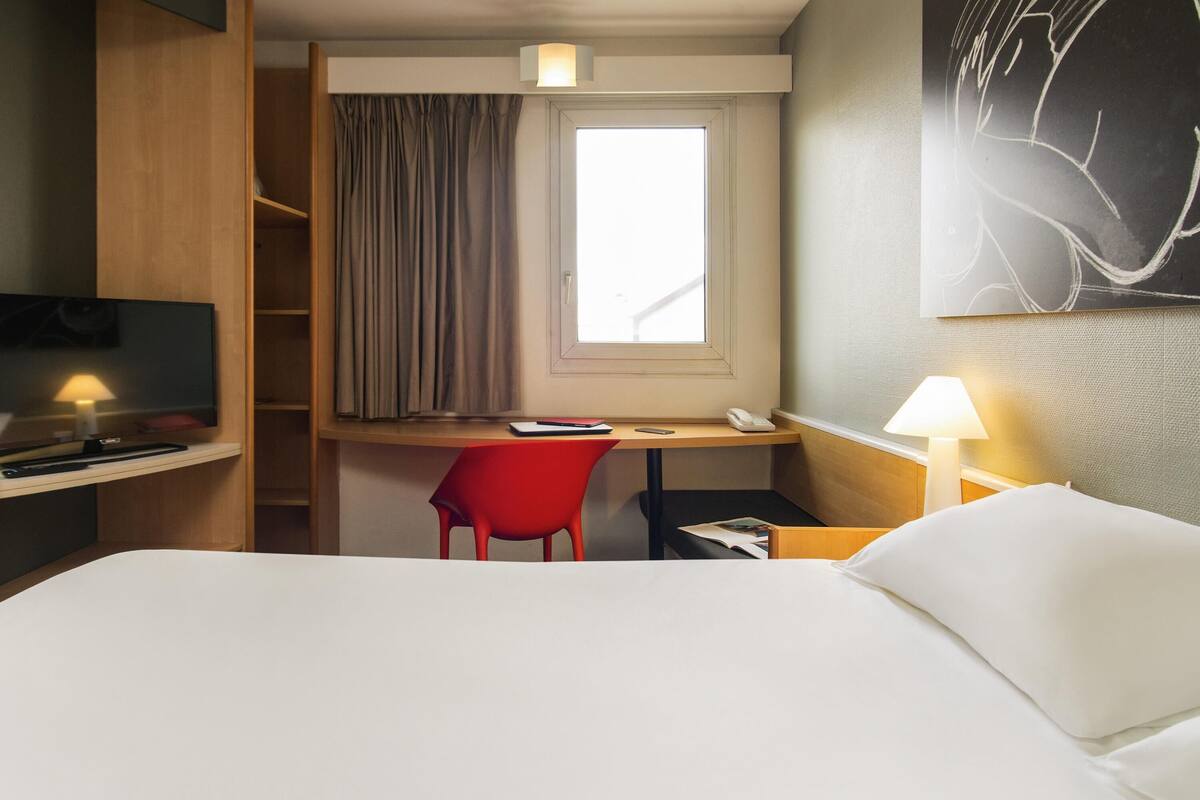 premium bedding, individually furnished, desk, blackout curtains