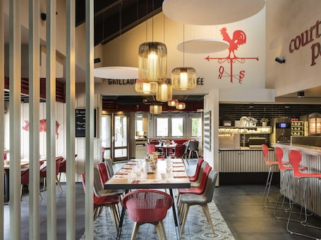 Lunch and dinner served . ibis Reims Tinqueux