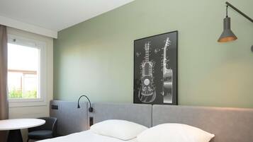 Standaard kamer, 1 tweepersoonsbed | Luxe beddengoed, individueel gemeubileerd, een bureau