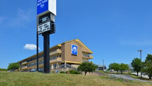 Ein mehrgeschossiges Gebäude mit einem Schild für Americas Best Value Inn.