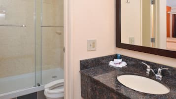 Ensemble baignoire-douche, articles de toilette (gratuits)