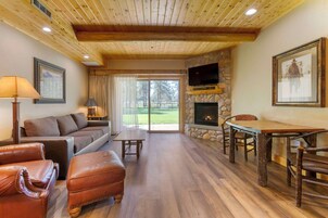 Suite, 1 cama de matrimonio grande, no fumadores, bañera de hidromasaje (Pet Friendly;with Sofabed) | Espacio para trabajar con un portátil y cortinas opacas