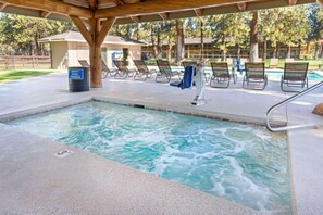 Piscina externa sazonal, funciona das 9h às 22h, espreguiçadeiras