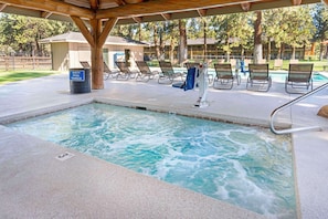 Piscina externa sazonal, funciona das 9h às 22h, espreguiçadeiras