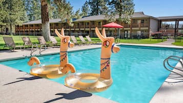 Seasonal outdoor pool, open 9:00 AM to 10:00 PM, pool loungers