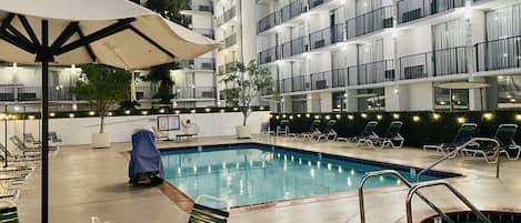 Außenpool, geöffnet von 10:00 Uhr bis 22:00 Uhr, Sonnenschirme