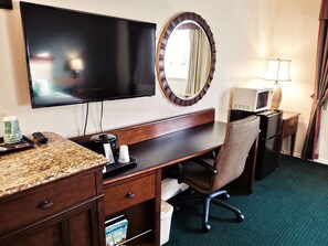 高档床上用品、办公桌、笔记本电脑工作区、遮光窗帘