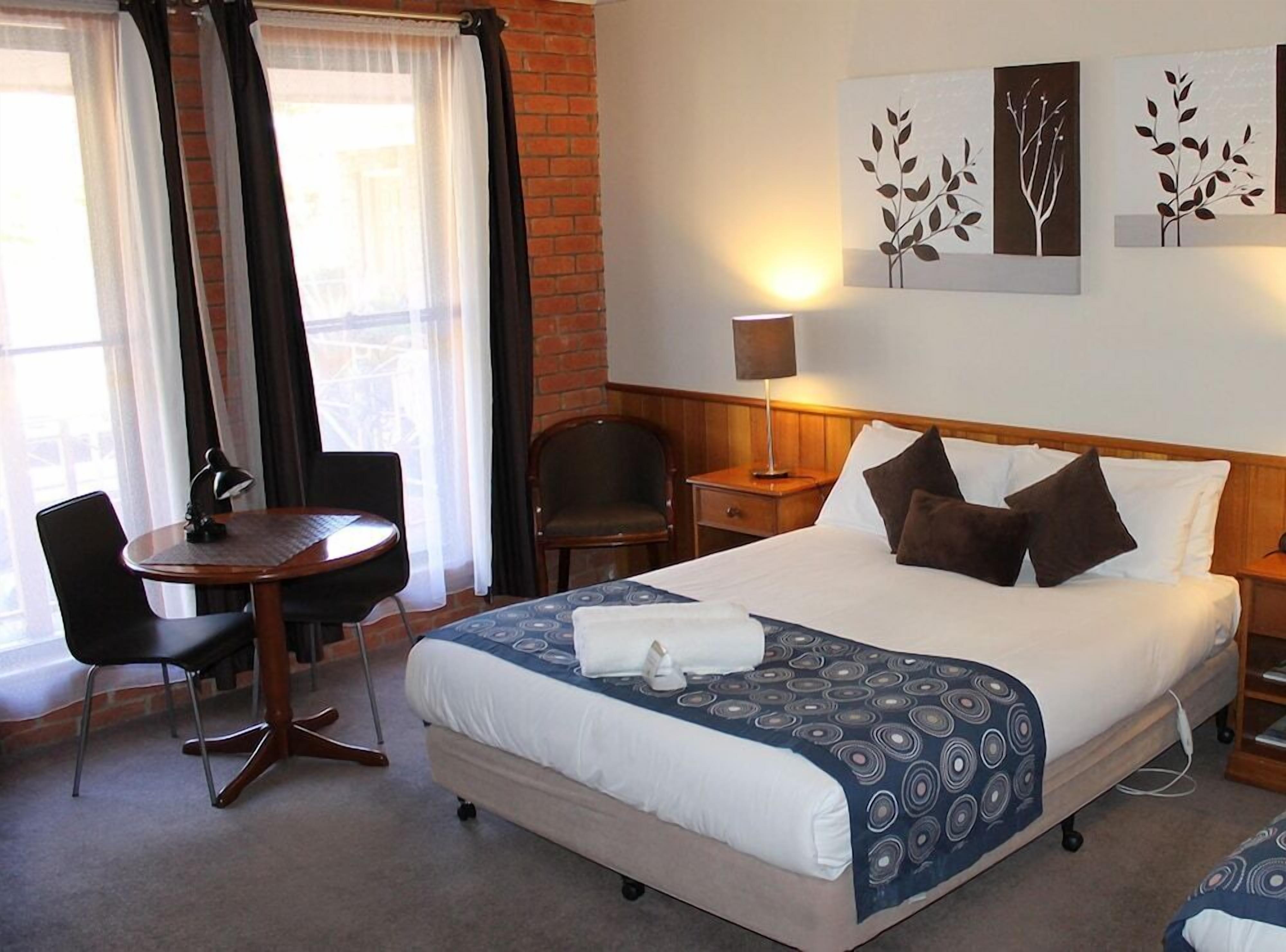Minibar, desk, iron/ironing board, free WiFi