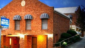 Un edificio de ladrillo con un cartel que dice 'BAKERY HILL MOTEL'.