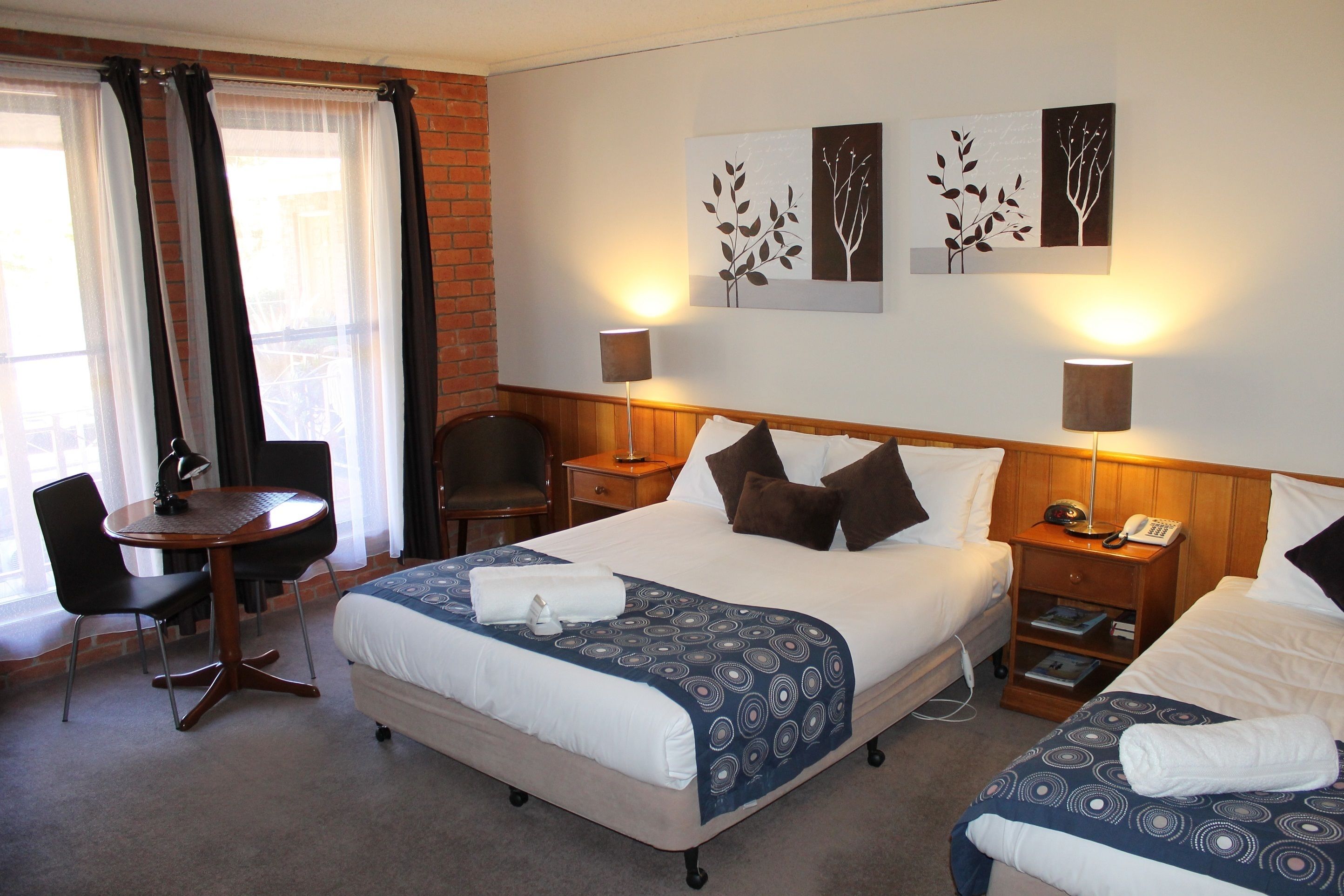 标准三人房 | 迷你吧、办公桌、熨斗/熨衣板、免费 WiFi