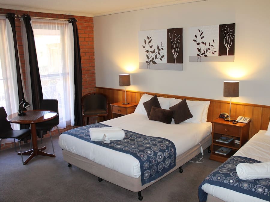 Kamar Triple Standar | Minibar, meja kerja, setrika/meja setrika, dan Wi-Fi gratis