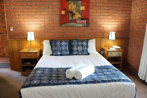 Chambre Standard, 1 très grand lit | Minibar, bureau, fer et planche à repasser, accès au Wi-Fi (inclus)