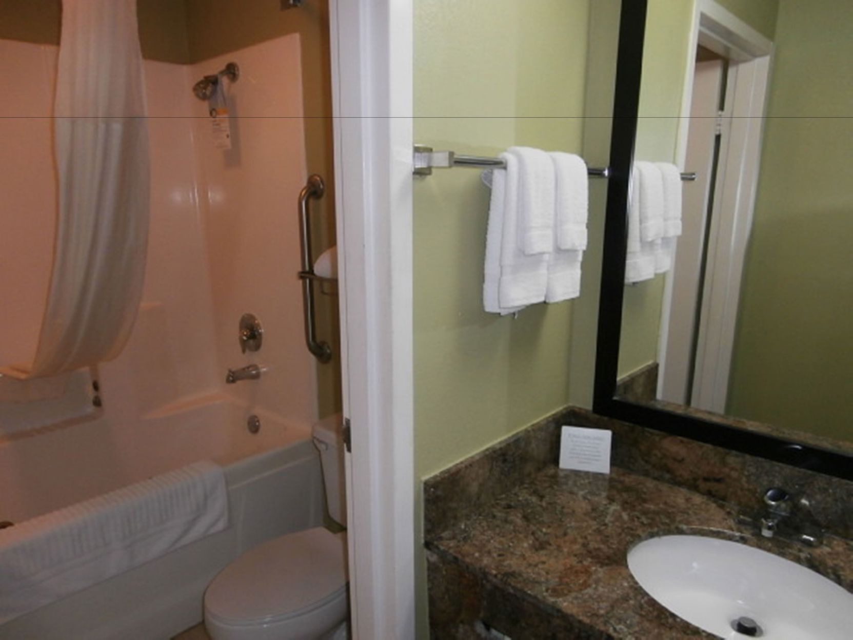 Bathroom | Combined shower/tub, free toiletries, hair dryer, towels