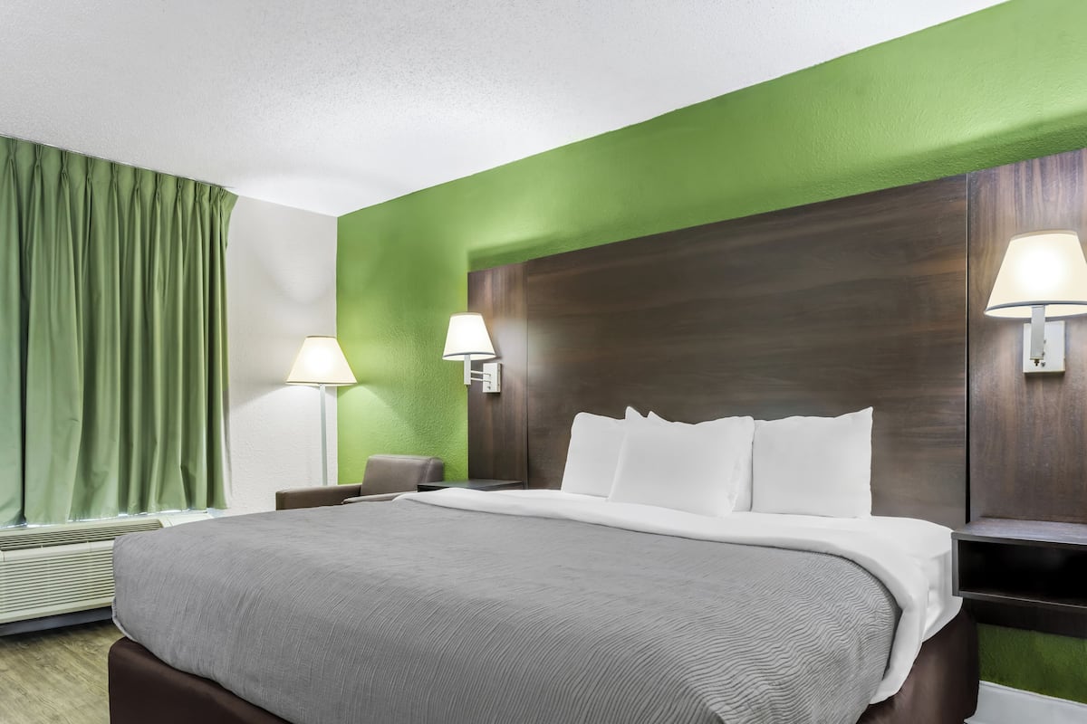 Standard Room, 1 King Bed, Non Smoking | Egyptian cotton sheets, premium bedding, pillowtop beds, blackout drapes