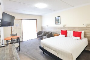 Standard Queen Room | Iron/ironing board, free WiFi, bed sheets