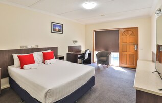 Standard Queen with Desk Room | 熨斗/熨衣板、免费 WiFi、床单