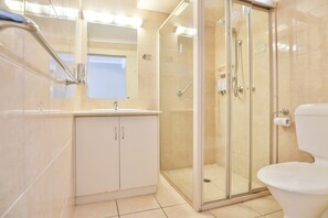 Standard King Room | Bathroom
