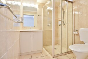 Standard King Room | 浴室 | 淋浴设施、吹风机、毛巾