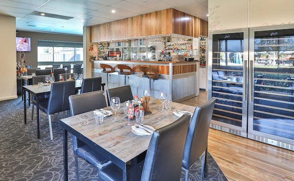 Petit déjeuner et dîner servis sur place