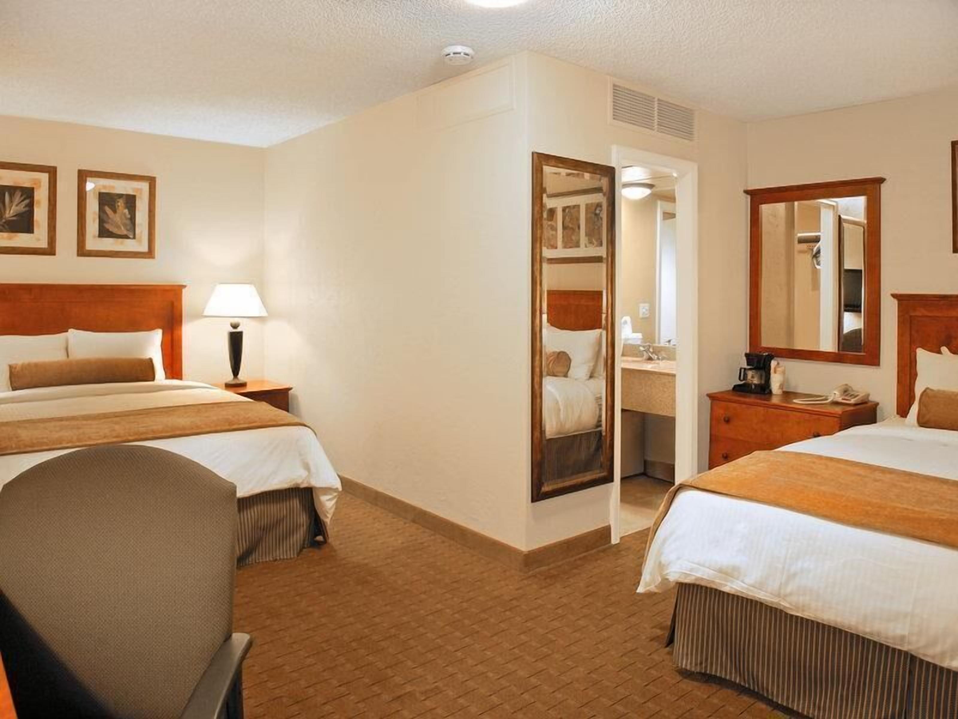 Escritorio y espacio para trabajar con laptop 