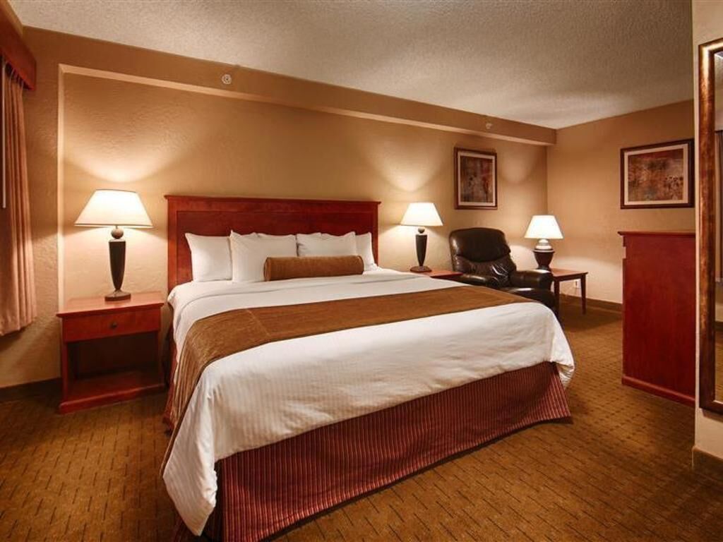 Escritorio y espacio para trabajar con laptop 