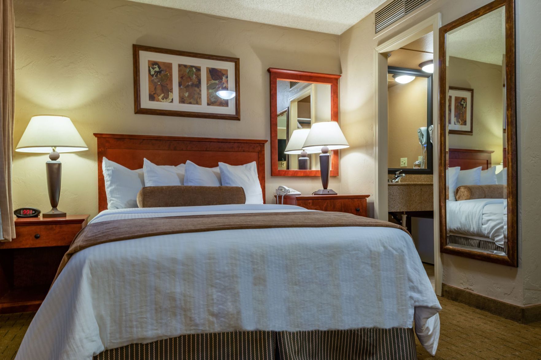 Escritorio y espacio para trabajar con laptop 