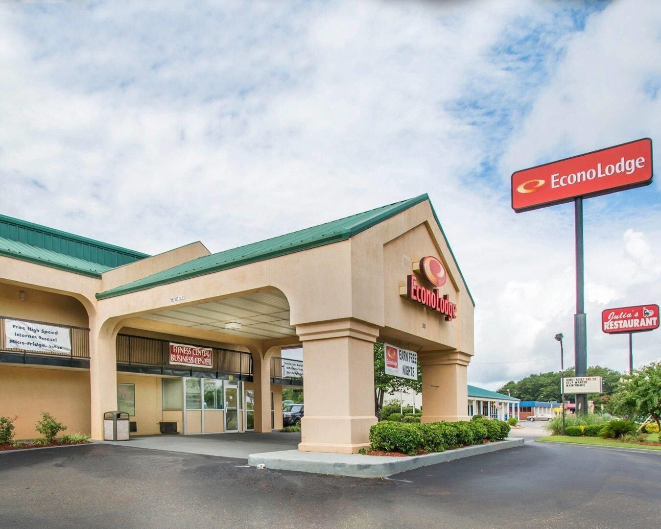 Un hotel EconoLodge con centro de negocios, acceso gratuito a internet de alta velocidad y restaurante.