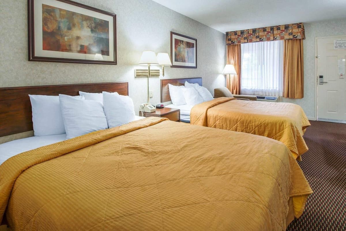 Quarto standard, 2 camas Queen, para não fumantes | Cofres nos quartos, escrivaninha, ferros/tábuas de passar roupa