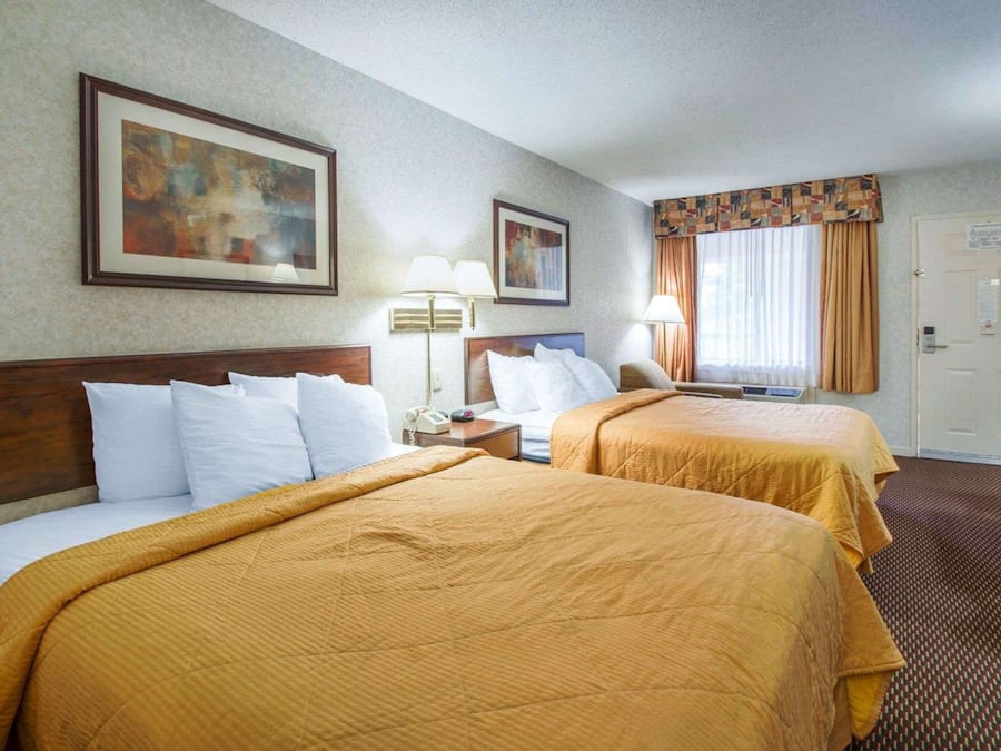 Camera Standard, 2 letti queen, non fumatori | Una cassaforte in camera, una scrivania, ferro/asse da stiro