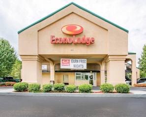 A EconoLodge hotel with a sign advertising free nights. - Econo Lodge Troy (Troy)