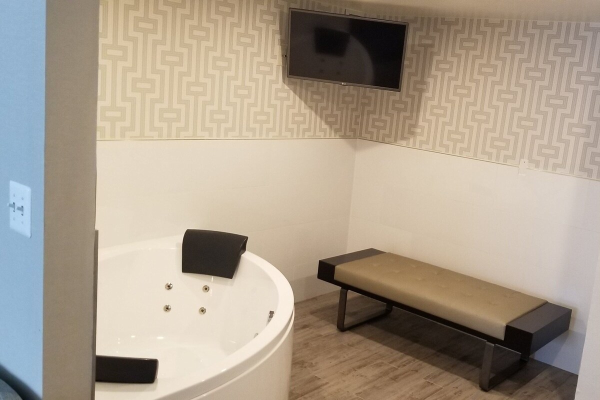 Suite, 1 habitación | Ropa de cama hipoalergénica, caja fuerte, escritorio y cortinas opacas