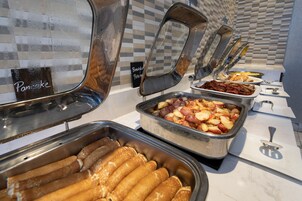 Se ofrece un desayuno bufé todos los días (por un coste adicional)