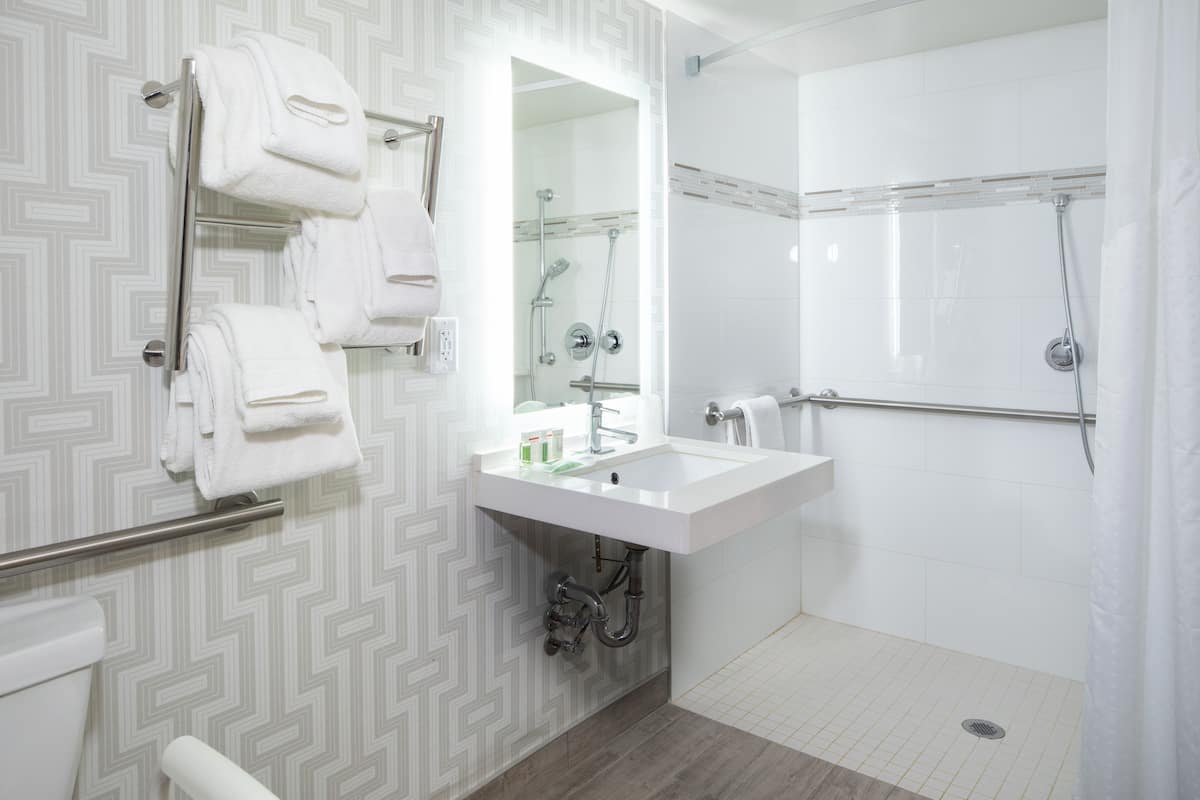 Articles de toilette gratuits, sèche-cheveux, serviettes fournies, savon